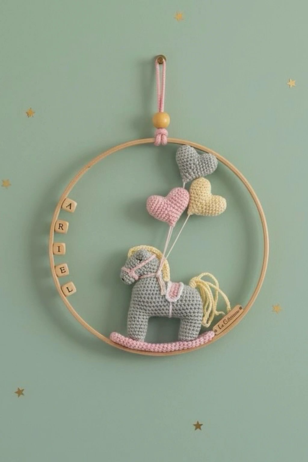 Carrossel de amigurumi decorando prateleira