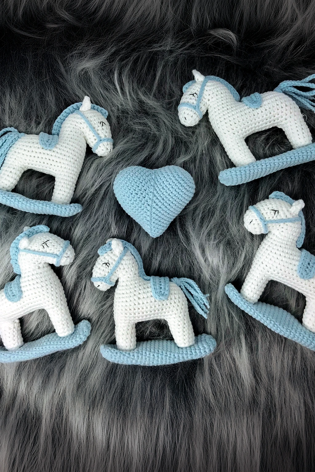 Carrossel de amigurumi decorando prateleira