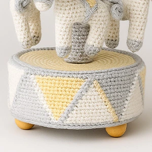 Base decorada do carrossel de amigurumi com detalhes geométricos