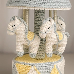 Cavalinhos de amigurumi em close no carrossel