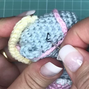 Detalhe de um trabalho de amigurumi em andamento