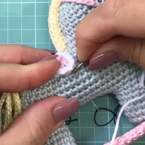 Peça de crochê sendo confeccionada