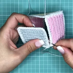 Mãos ensinando a técnica do amigurumi