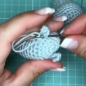 Artesã mostrando o ponto do crochê