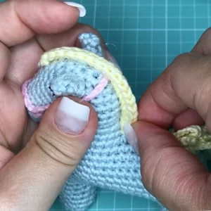 Processo de criação de uma peça de amigurumi
