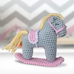 Cavalinho de balanço feito em amigurumi nas cores cinza e rosa