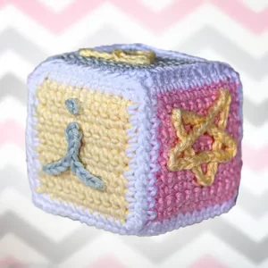 Cubo de atividades em amigurumi com detalhes coloridos